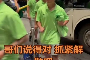 怒其不争🤬！实拍：国安球迷赛后堵在酒店门口怒斥国安众将表现