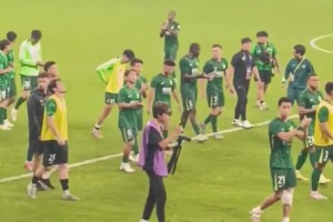 怒其不争！国安球迷赛后怒斥球员：丢脸吗？看看人家，看看你们！