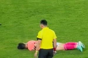 苏超现场上演《南哥的诱惑》网友：这就是传说中的亲密防守😂