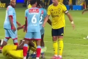 笑死了，罗三岁上线！C罗为队友出头，模仿对手乱踩人😂