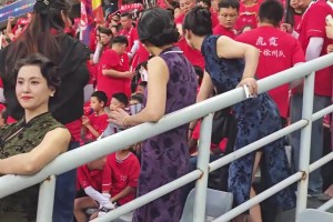 铿锵玫瑰绽放笑容！苏超泰州主帅周高萍在战胜南京赛后与球迷互动
