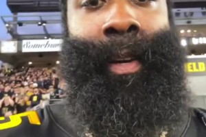 哈登现身母校观看橄榄球比赛🏉