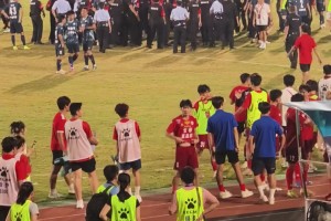 赣超赛场不和谐一幕：景德镇球迷从看台疯狂投掷杂物🤔