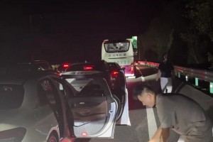 经典回忆！小小罗超远距离任意球攻破富勒姆球门