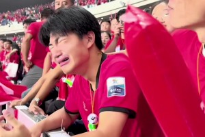 这是真激动！淮安闯进“苏超”八强，15岁球迷哭成泪人😭
