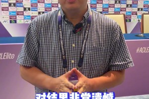 申花赛后谢场，球迷为球队送上鼓励，希望球队打好最后四轮联赛