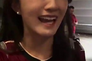 真球迷啊！此前阿根廷女球迷爬上铁网庆祝却被划破衣服🫠