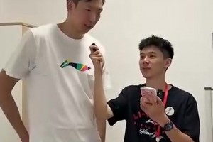 德布劳内绷不住了！网红和比利时球员的击掌挑战！