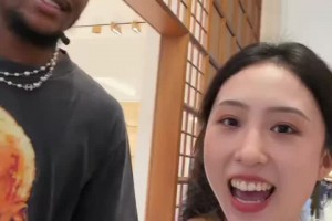 很和善啊~美女主持人拜月宁在澳门逮到了闲逛的杰伦-格林🤣