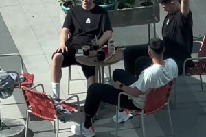 如果我走过去，说一句能请我喝一杯吗？😁他们会答应吗？