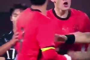 让你狂！韩国球员挑衅拜合拉木，王博豪撞翻对手为其出头💪