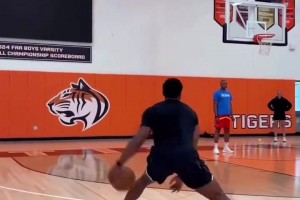 近看米切尔身材真壮实💪💪