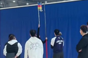 欢乐体测😂郭艾伦新赛季第一回原地摸高数据310cm