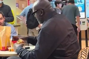网友此前在澳门麦当劳偶遇奥尼尔：吃汉堡跟吃月饼一样😂