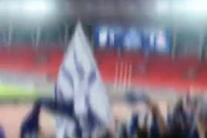 凯恩签名时突然冒出来一件阿森纳球衣，犹豫片刻后丢掉~