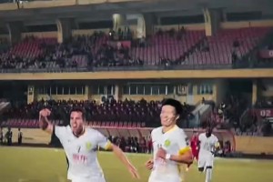 扑点英雄！实拍：张健智神勇抱住点球，现场国安球迷高喊”NB“