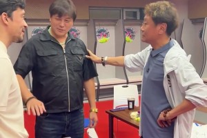 这前锋组合什么水平😱？来看三位中国足坛锋线名宿汇聚一堂