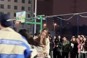 如果篮球场被这样的小姐姐占据，应该没人会反对吧？🙊