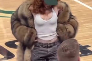 库兹马超模女朋友观看男友比赛，这是穿的啥啊 😮