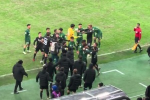 乱成一团😓！实拍：伤停补时阶段国安与对手爆发大规模冲突