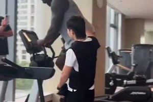演的？张伟丽碰面奥尼尔，给了奥胖一拳！奥胖痛的直捂肚子🤣