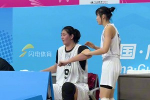 一款很新的“暖手宝” 张子宇用胳膊帮队友暖手 😂