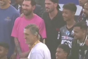 与梅西合影时，一名男子将孩子推到一边，但德保罗将他拉了回来