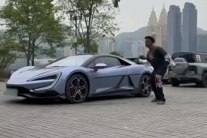 甲亢哥竟然买了一辆仰望U9！美国挂绿牌嘛，怎么感觉是在重庆