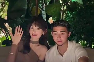 球员老婆都是那么漂亮！艾菲尔丁向女友求婚成功