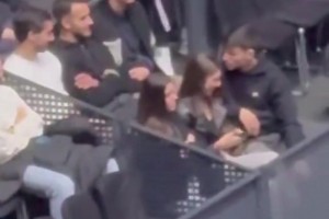 找女友了？佩德里和女伴看网球比赛