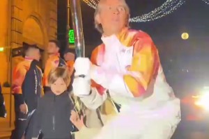 还是帅啊！菲利普因扎吉参加冬奥会火炬接力！