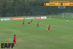 国足U15在后场出球遭到日本队逼抢，无奈只能上手拉人！