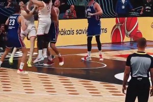 对位老师傅！国际赛场申京面对约基奇连续点抢篮板，打成2＋1！