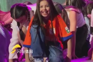 瓦科女儿在格鲁吉亚穿爸爸泰山球衣登台演出😁