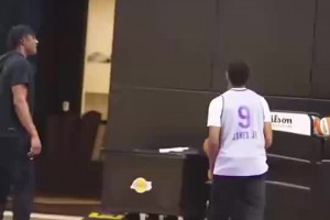 突然就伤了🤕湖人新秀阿杜前几天还给布朗尼展示原地大风车暴扣