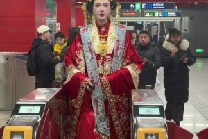 许诺身穿明制汉服戴凤冠霞帔走在北京街头，这回头率真是拉满🙊