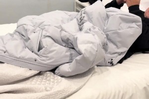 董路出差住宿时以为没有被子，一旁人疑问：你咋不盖被子🫠