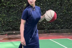 这身材！😍野球场肘姐穿上旗袍打球，那真是一种别样的美啊！