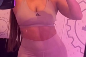 🙈登哥女友晒自拍秀丰满身材，这确实是登哥喜欢的类型！