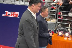 曾经的大鲨鱼姚老板！姚明回到曾经熟悉的上海队主场