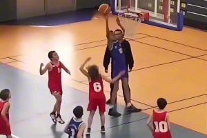 和现在动作变化如何？9岁的文班小马已经是篮下小霸王了