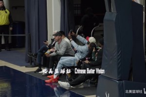 人际关系这一块！韦德现场支持赵维伦并在赛后交流鼓励！