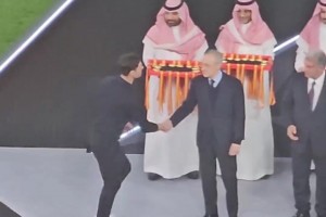 另一视角实拍：老佛爷冷漠回应阿隆索，颁奖仪式时显得很孤独🫠