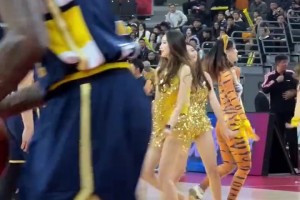 广东男篮啦啦队，这装扮怎么给人感觉风尘味好浓🙊