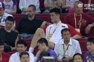 黄金一代！08年北京奥运会，中国男篮坐在场边观看对手比赛