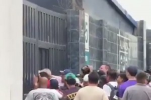实拍：利马联盟球迷试图冲入球场，寻找涉嫌性侵女孩的球员🫠