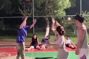 小姐姐和一群小伙一起打球，都分不清谁是对手谁是队友🤣