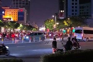 越南球迷街头庆祝，这大半夜的不睡还按喇叭🤣