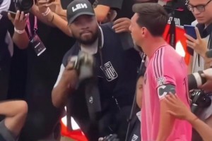 长枪短炮！梅西踢个角球，角球区秒变记者发布会🤣