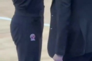 运动员还是能喝！此前赵继伟婚礼时，杨鸣一口气吹掉一瓶啤酒